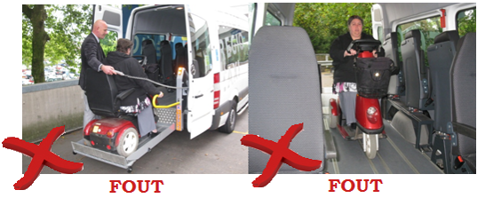 Foutief voorbeeld: een reiziger gaat zittend op de scootmobiel op de lift en de taxi in.